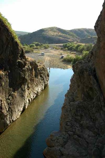 Der Fluss verläßt den Berg