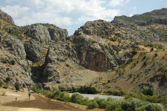 Der Birkleyn-Fluss mit Höhlen I und II